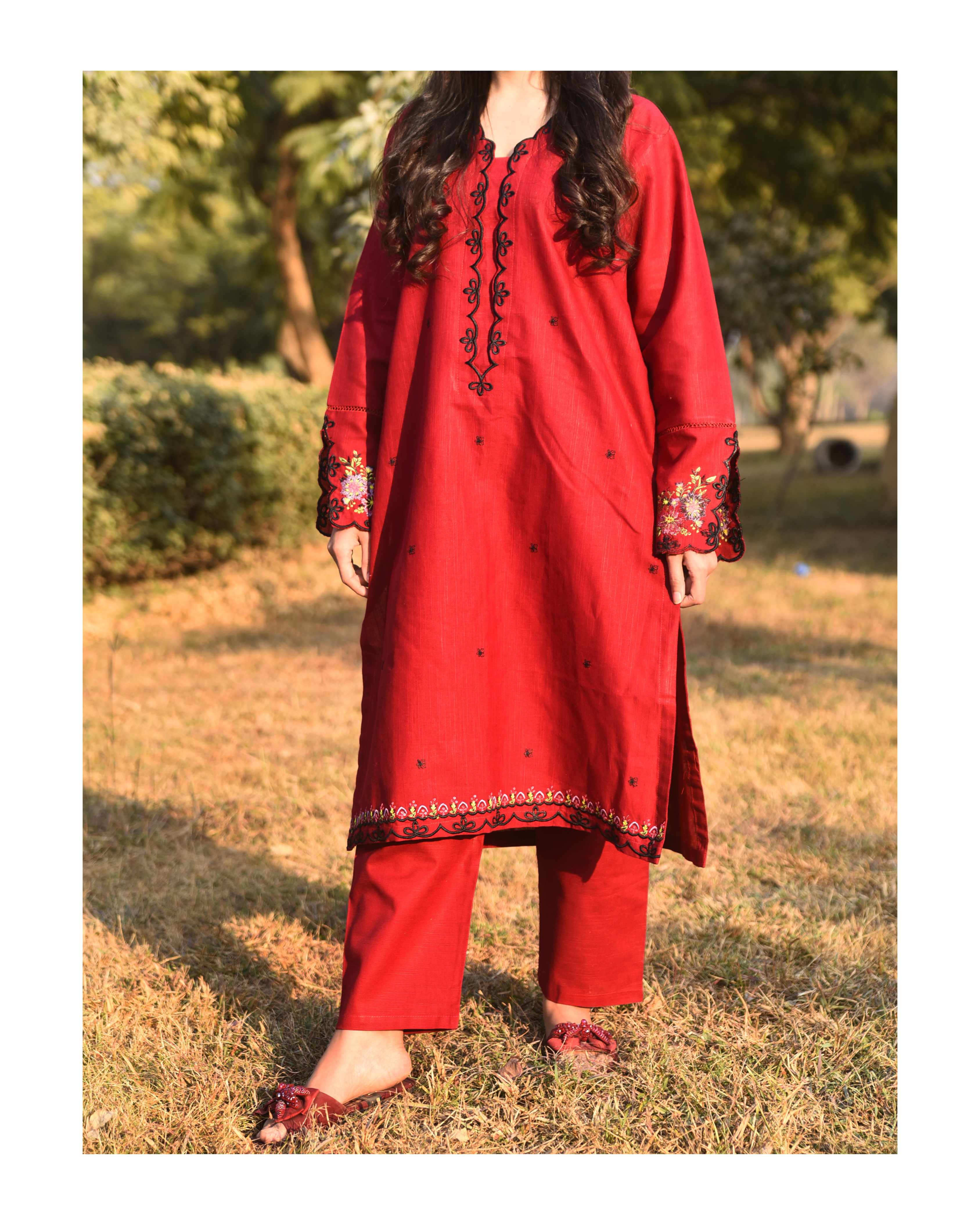AMÈLORE Women’s 2-Piece Mehroon Jacquard Khaddar Suit – Embroidered